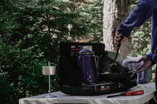 Comment cuisiner en camping ? Transformez votre prochaine aventure en une expérience gustative mémorable