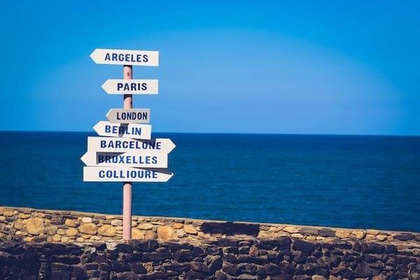 Quels sont les services proposés par un club séjours dans un camping 4 étoiles à Argelès sur mer ?