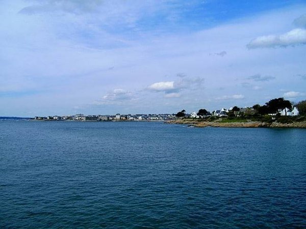 Quels sont les services de club proposés par le camping Le Cabellou à Concarneau Plage ?