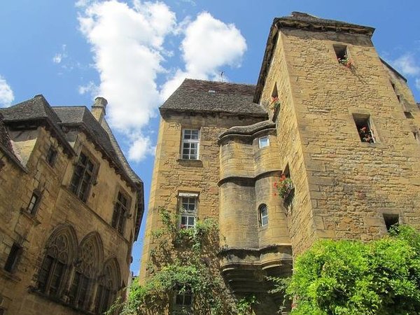Quels sont les avantages de partir en club séjours dans un hôtel dans le Périgord noir ?